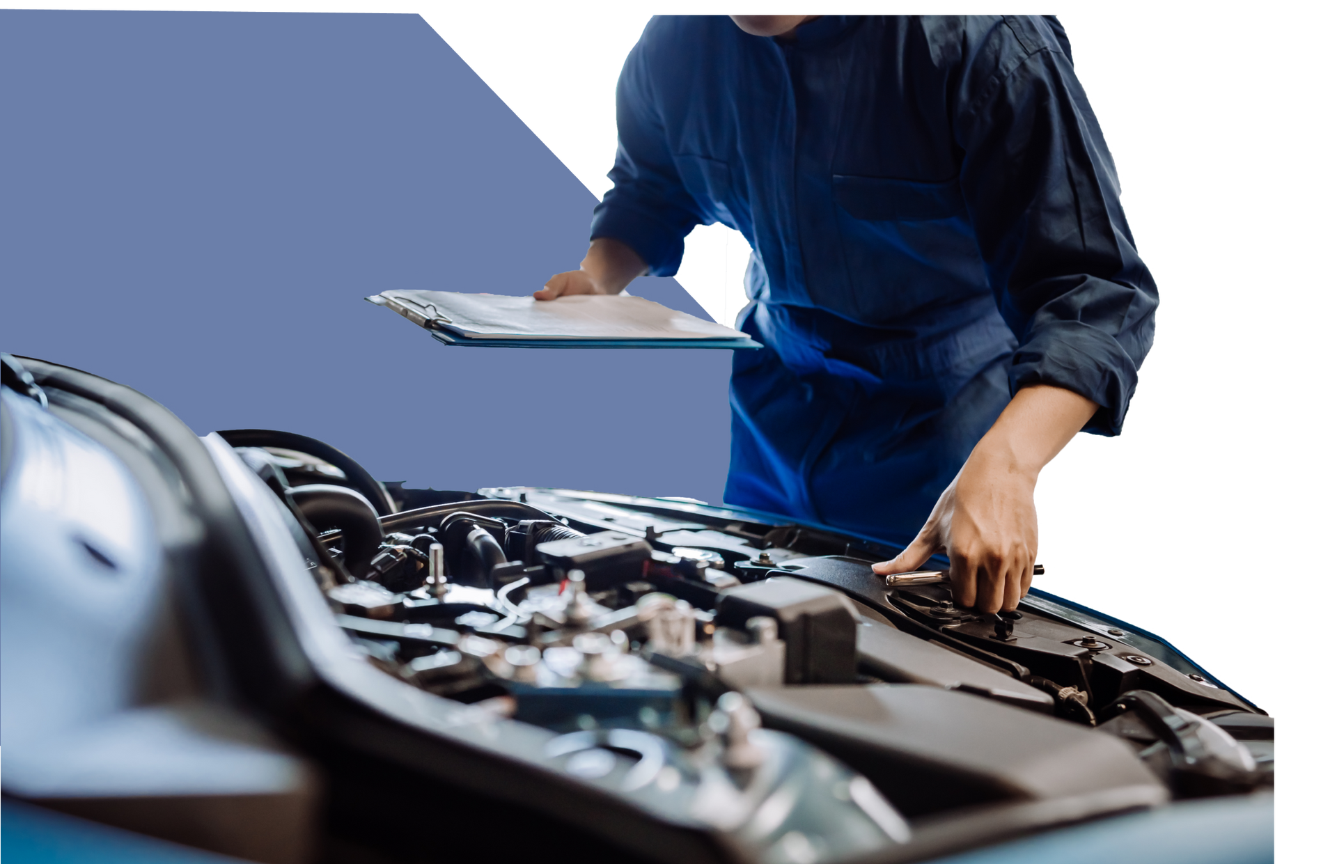 Técnico revisando un motor