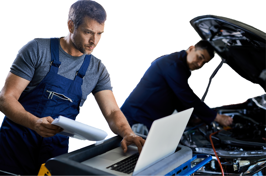 Mecánicos con equipo de diagnóstico